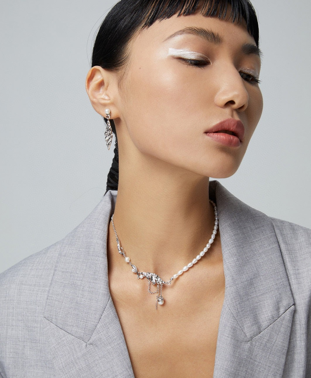 WIND-ERODED FEATHER SERIES STERLING SILVER PEARL EARRINGS