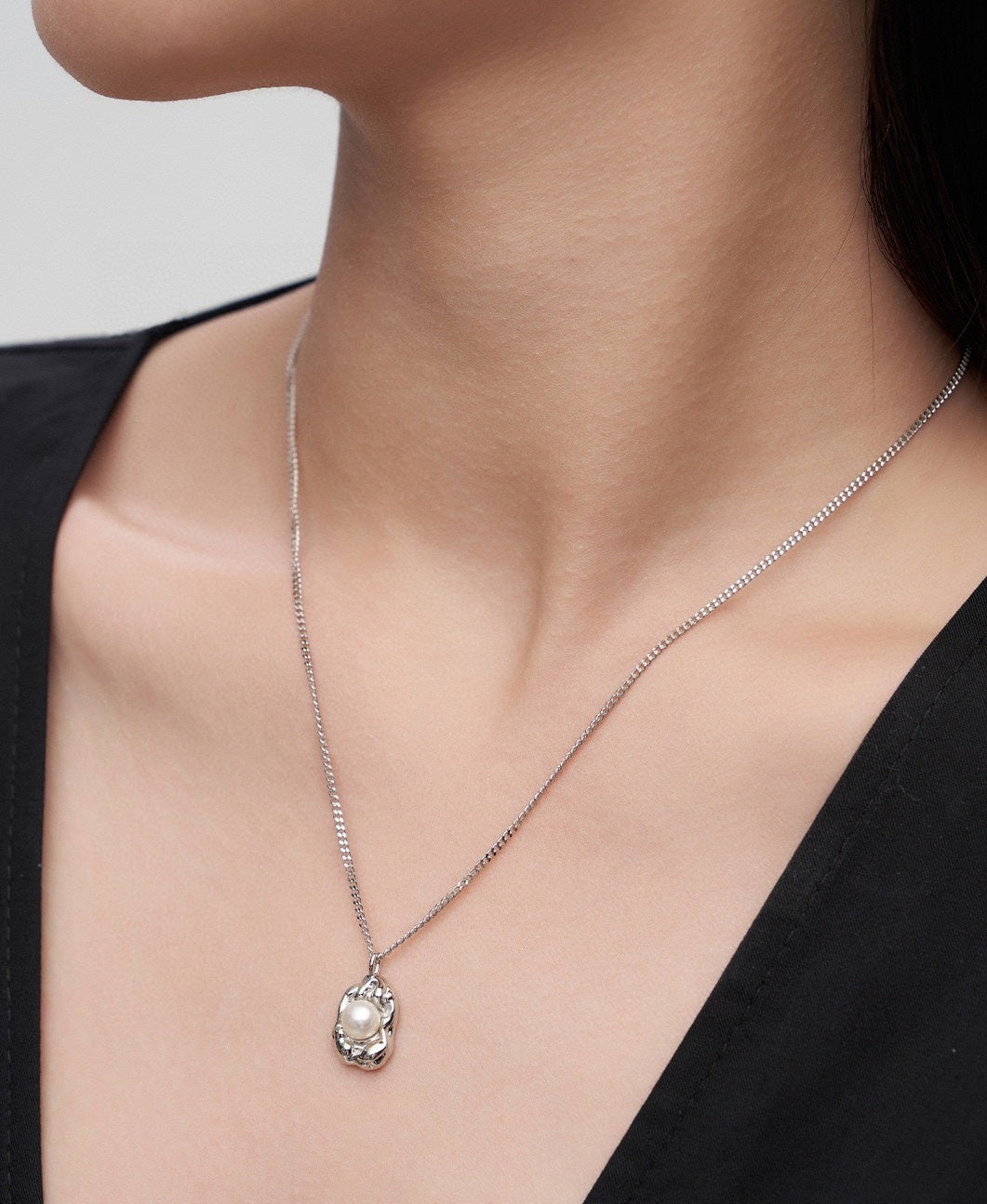 STERLING SILVER FLOWER DESIGN NATURAL PEARL NECKLACE