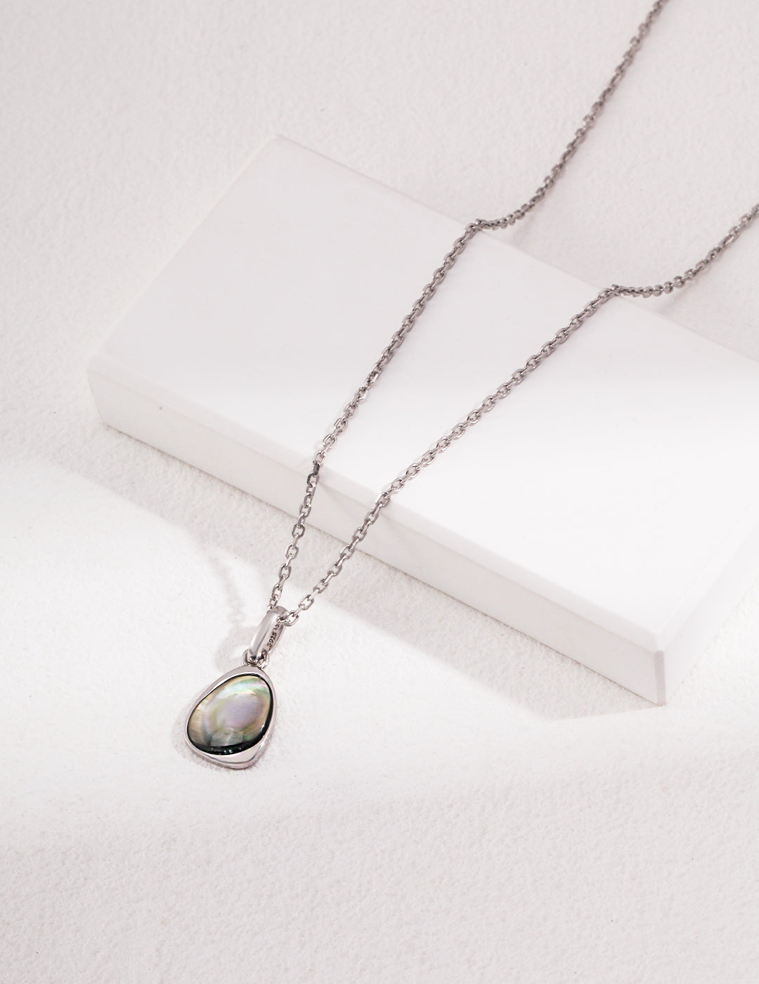 STERLING SILVER BLACK SHELL PENDANT NECKLACE