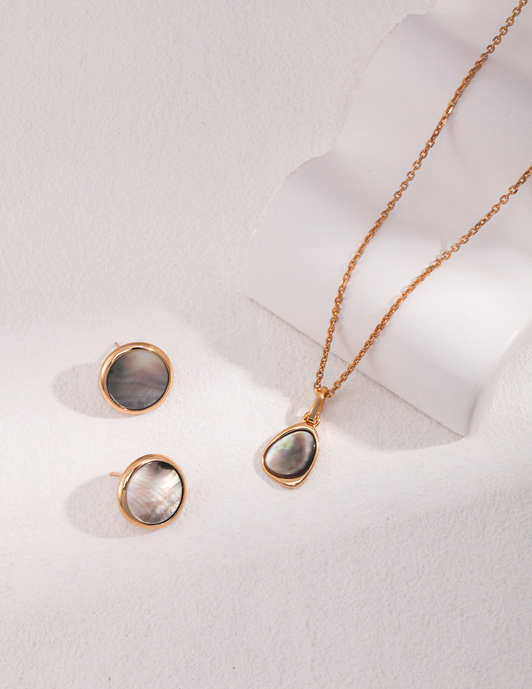STERLING SILVER BLACK SHELL PENDANT NECKLACE