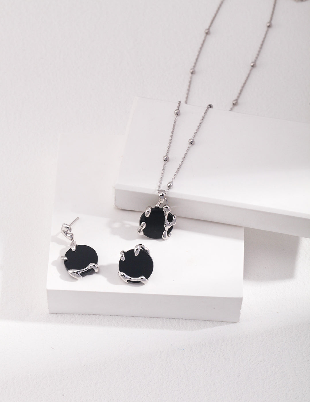 STERLING SILVER BLACK ONYX NECKLACE