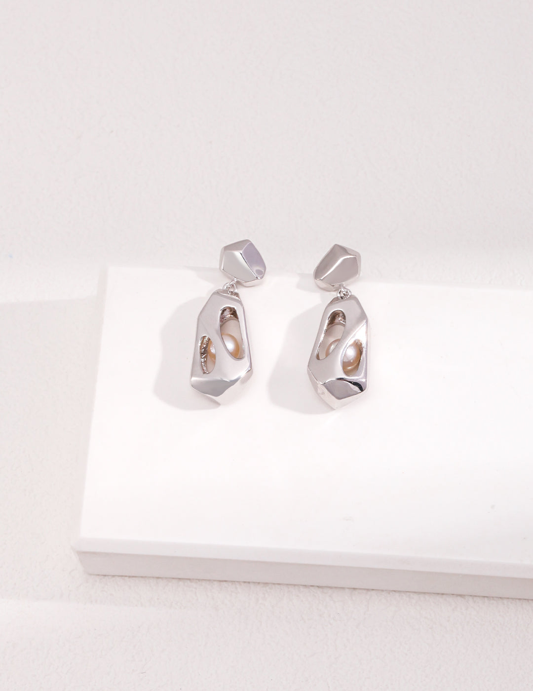 STERLING SILVER EMBEDDED NATURAL PEARL EARRINGS