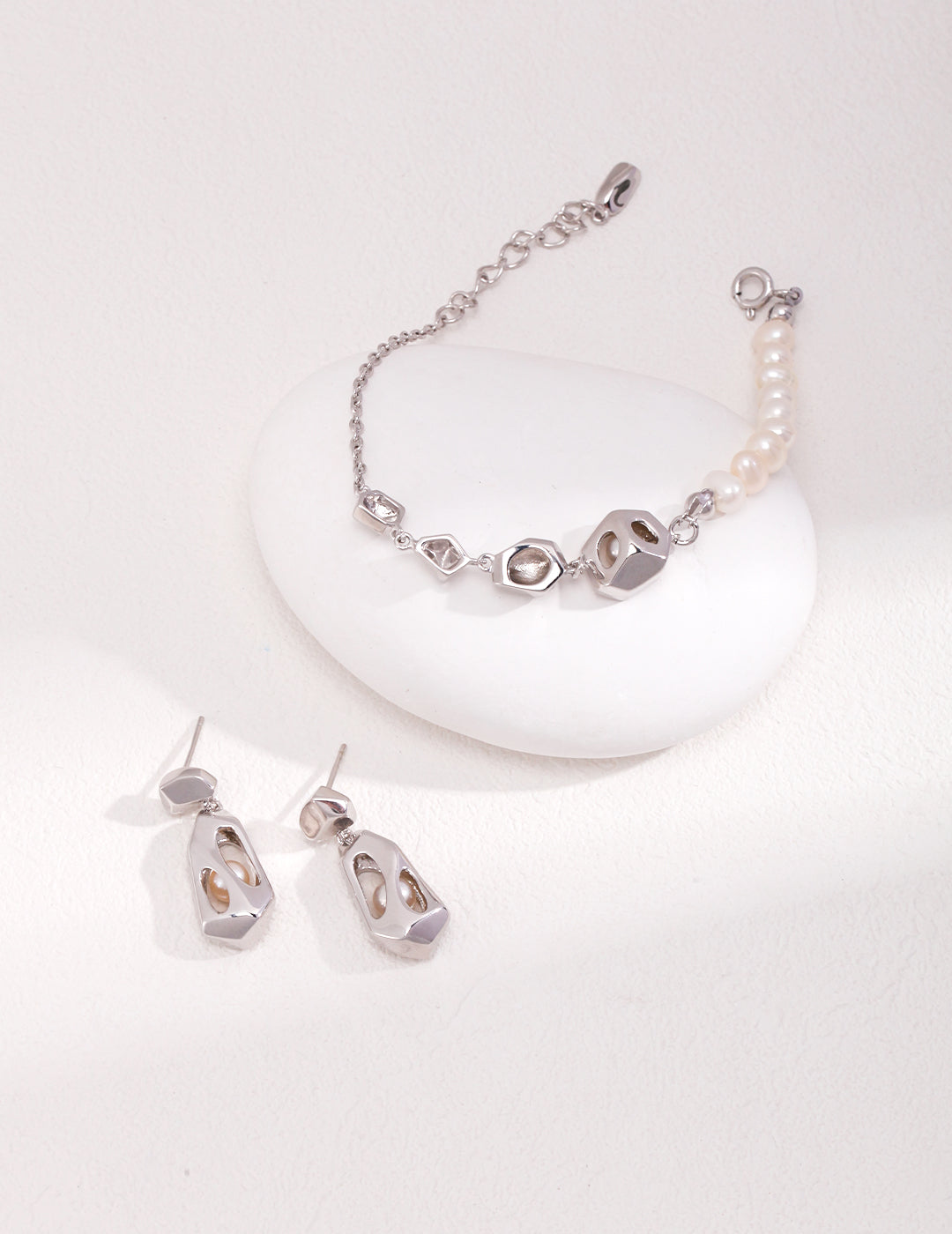 STERLING SILVER EMBEDDED NATURAL PEARL EARRINGS