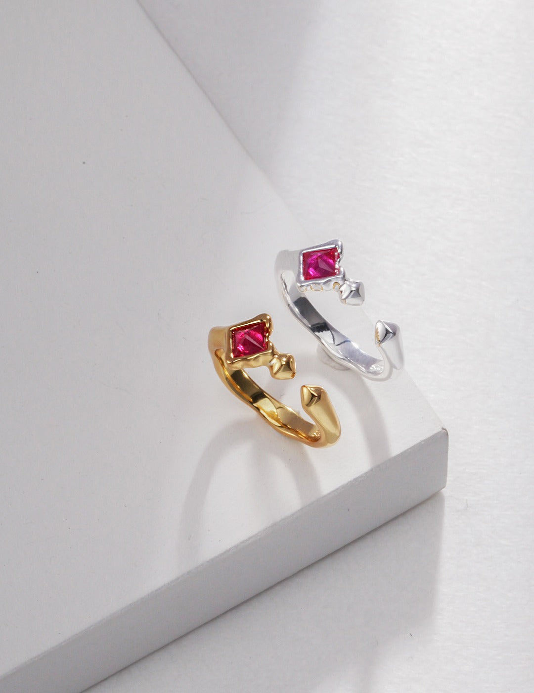 STERLING SILVER TASHAN DESIGN INLAID WITH RED CORUNDUM VERSATILE RING