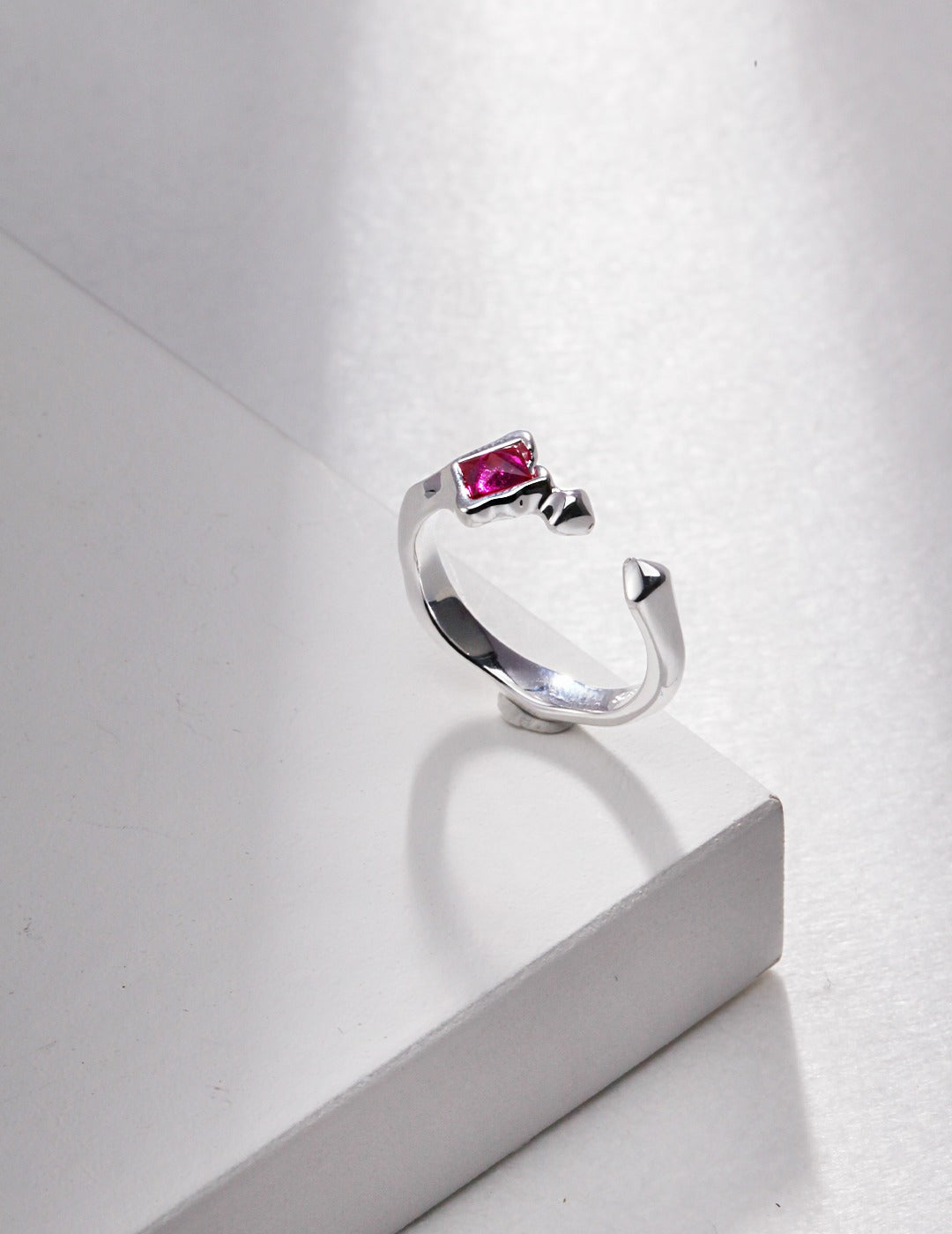 STERLING SILVER TASHAN DESIGN INLAID WITH RED CORUNDUM VERSATILE RING