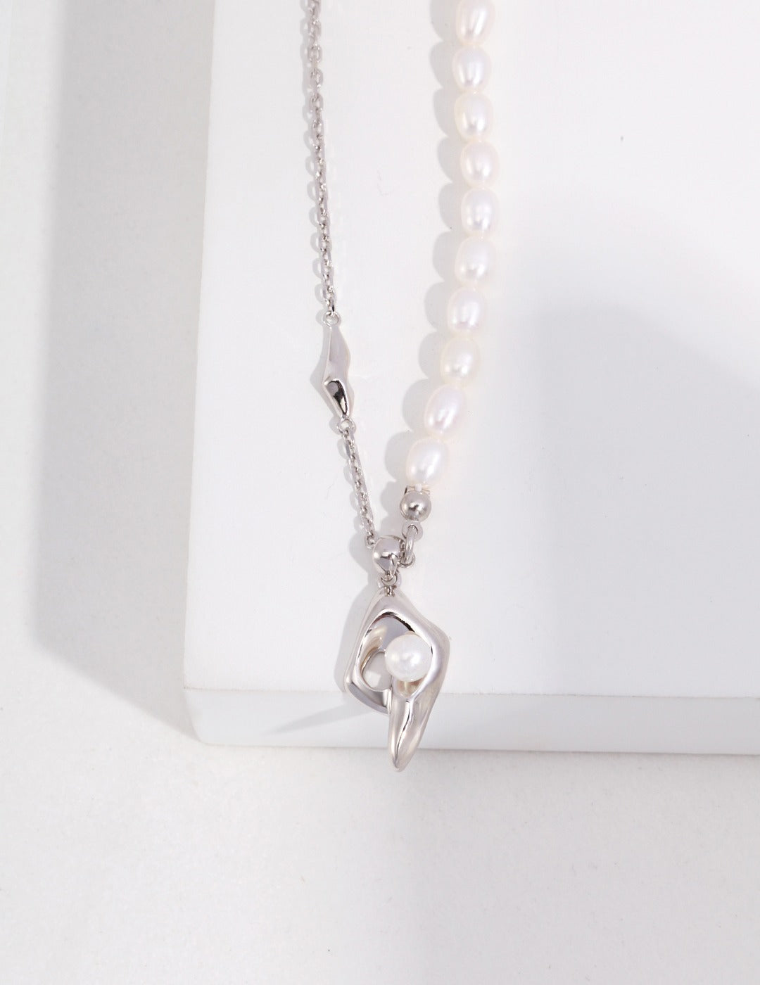 STERLING SILVER PEARL AB STYLE LIGHTNING NECKLACE