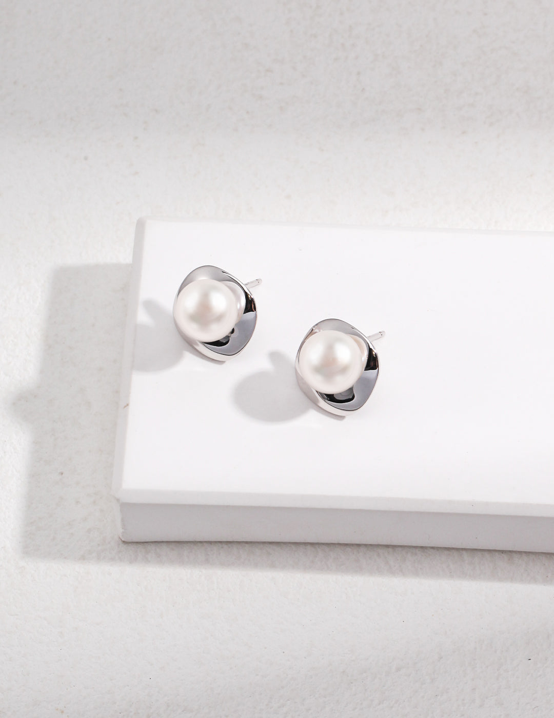 SIMPLE VERSATILE STERLING SILVER NATURAL PEARL EARRINGS