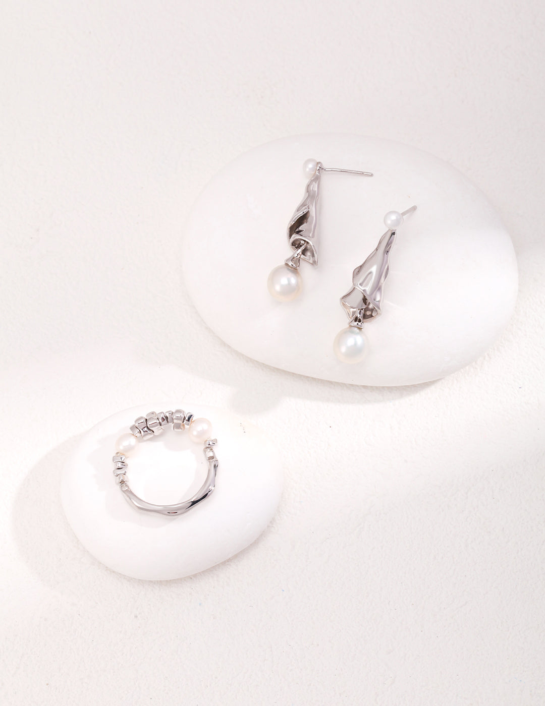 STERLING SILVER CURL FOLD DESIGN NATURAL PEARL EARRINGS