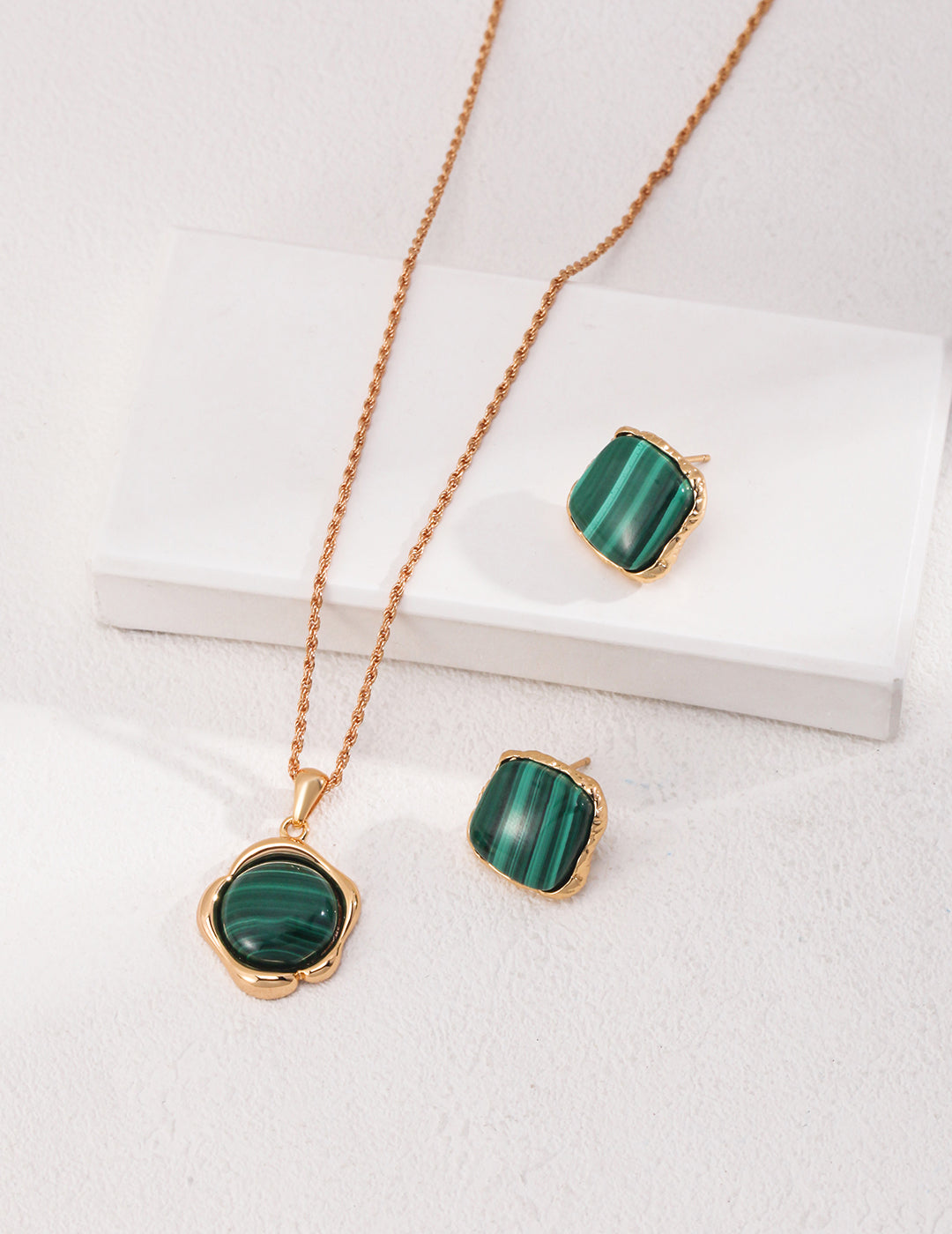 STERLING SILVER MALACHITE CLASSIC PENDANT NECKLACE